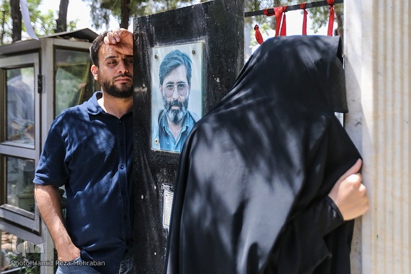 تشییع پیکر هنرمند انقلابی حاج نادر طالب‌زاده