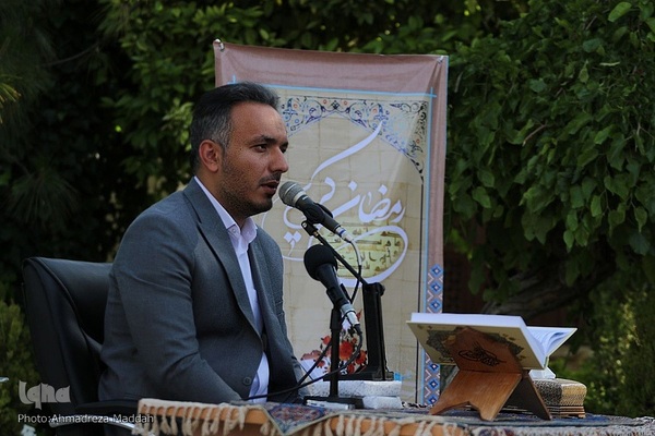 محفل قرآنی در آرامگاه حافظ