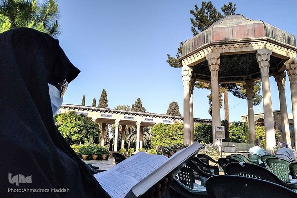 محفل قرآنی در آرامگاه حافظ