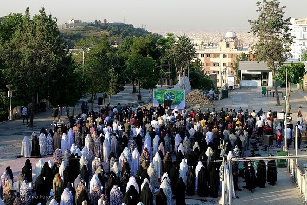 نماز عید فطر در امام زاده پنج تن لویزان