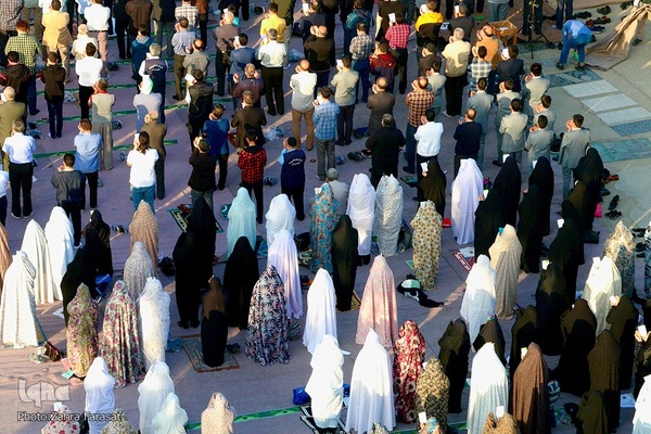 نماز عید فطر در امام زاده پنج تن لویزان