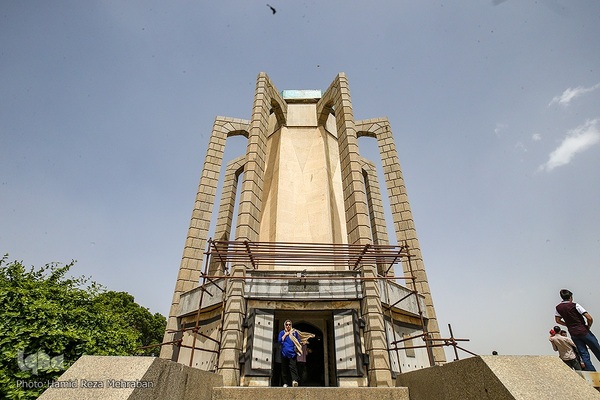 جشن پس از میهمانی ، آرامگاه باباطاهر