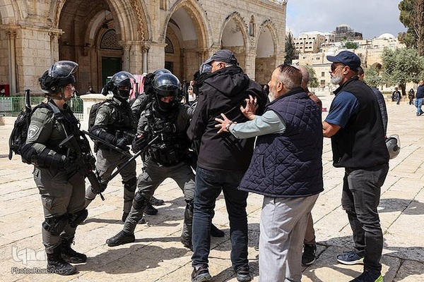 یورش وحشیانه شهرک نشینان و نظامیان صهیونیست به نمازگزارانِ فلسطینیِ مدافعِ مسجد الاقصی