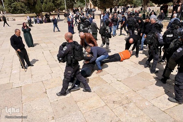 یورش وحشیانه شهرک نشینان و نظامیان صهیونیست به نمازگزارانِ فلسطینیِ مدافعِ مسجد الاقصی