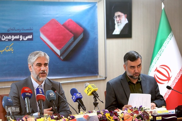 از سمت چپ: علی رمضانی، مدیرعامل مؤسسه خانه کتاب و ادبیات ایران و یاسر احمدوند، معاون فرهنگی وزیر فرهنگ و ارشاد اسلامی