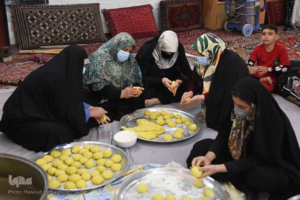 پخت و توزیع نان محلی در سمنان