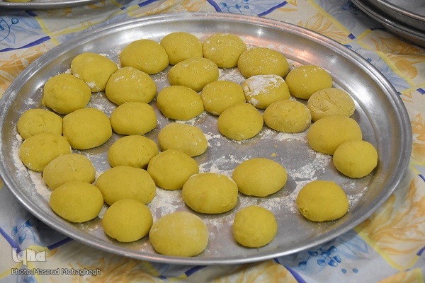 پخت و توزیع نان محلی در سمنان