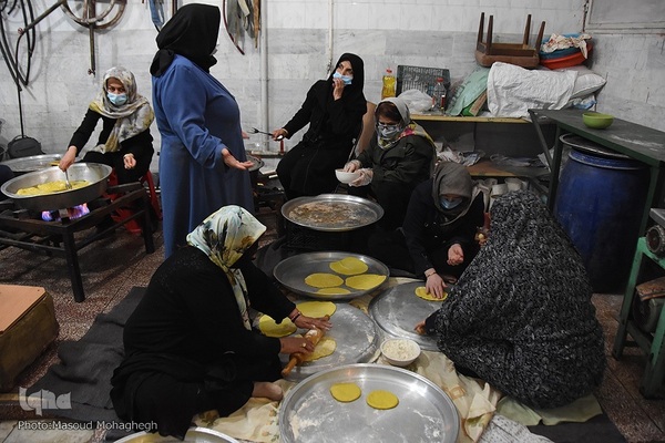پخت و توزیع نان محلی در سمنان