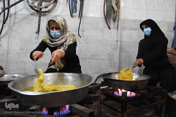 پخت و توزیع نان محلی در سمنان