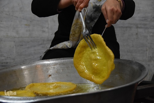 پخت و توزیع نان محلی در سمنان