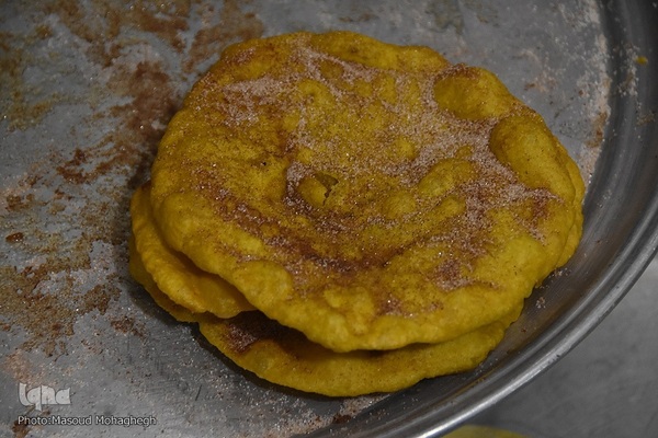 پخت و توزیع نان محلی در سمنان