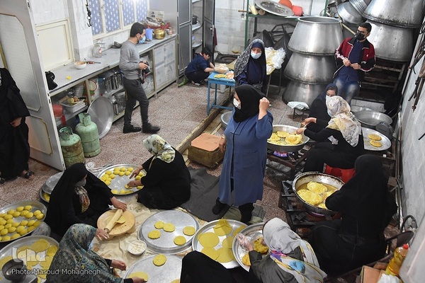 پخت و توزیع نان محلی در سمنان
