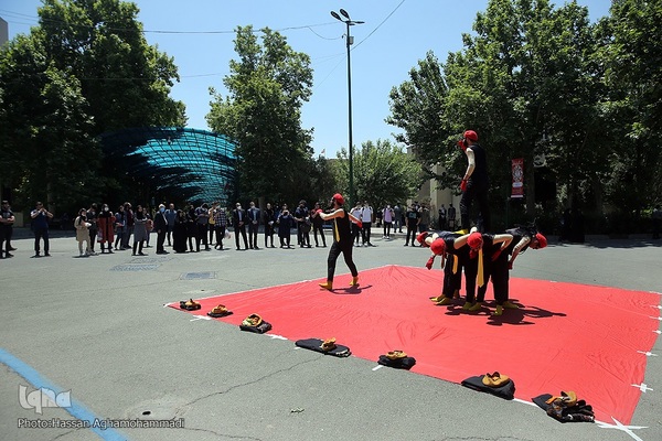 نمایش خیابانی «این کجا و آن کجا» 