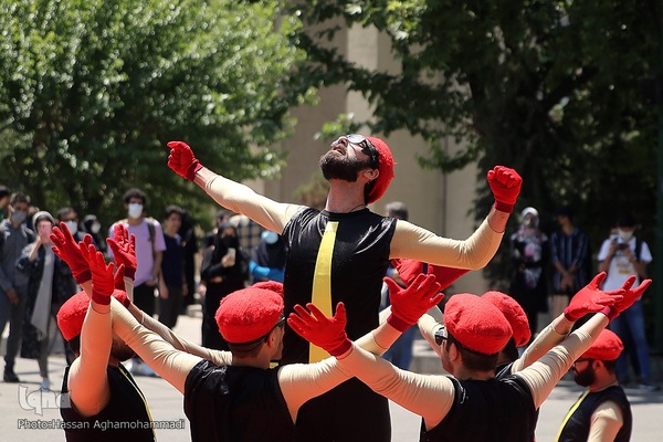 نمایش خیابانی «این کجا و آن کجا» 