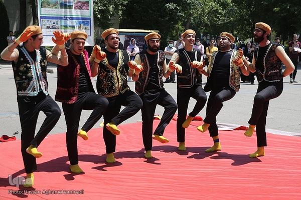 نمایش خیابانی «این کجا و آن کجا» 