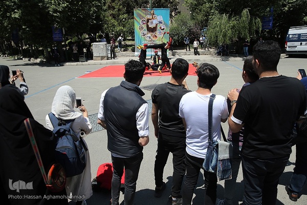 نمایش خیابانی «این کجا و آن کجا» 