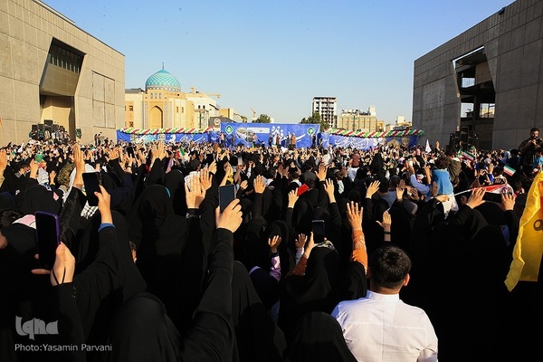 اجرای سرود «سلام فرمانده» در میدان شهدا مشهد