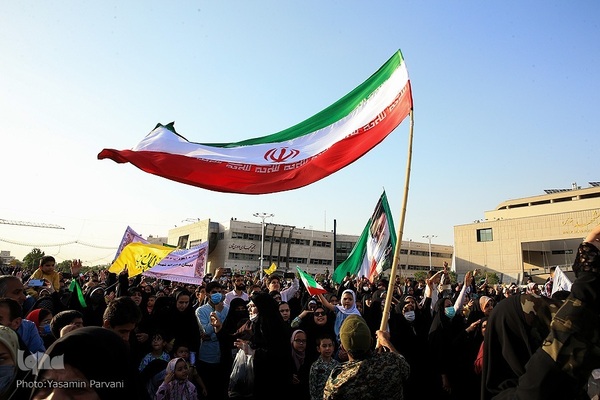 اجرای سرود «سلام فرمانده» در میدان شهدا مشهد
