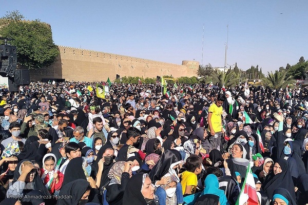 اجرای سرود «سلام فرمانده» در میدان شهدای شیراز