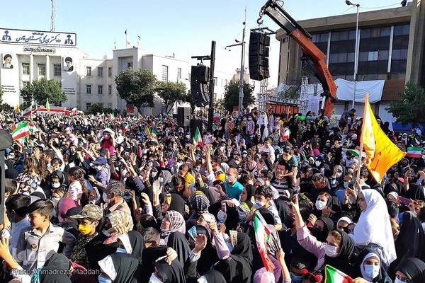 اجرای سرود «سلام فرمانده» در میدان شهدای شیراز