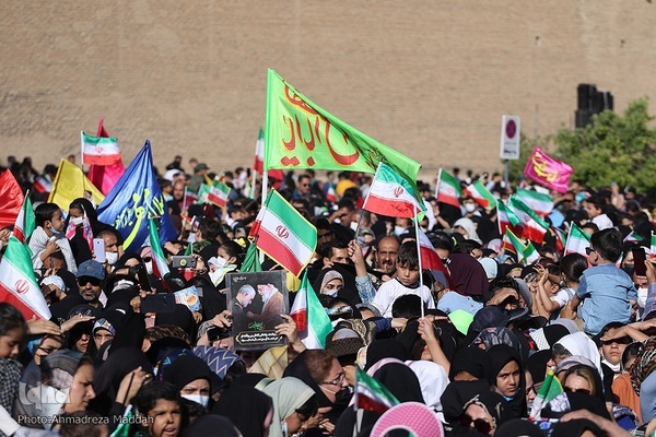 اجرای سرود «سلام فرمانده» در میدان شهدای شیراز