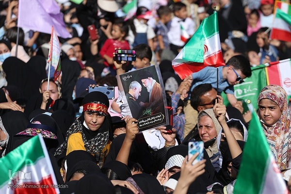 اجرای سرود «سلام فرمانده» در میدان شهدای شیراز