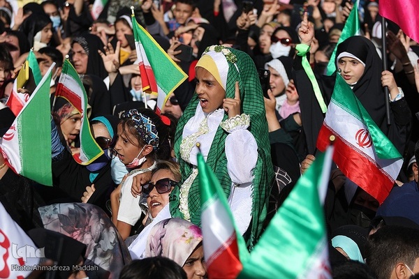 اجرای سرود «سلام فرمانده» در میدان شهدای شیراز