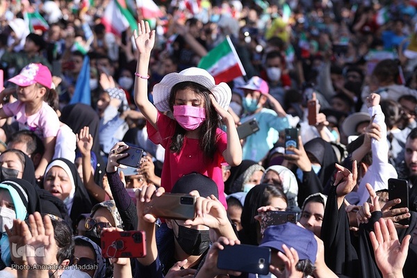 اجرای سرود «سلام فرمانده» در میدان شهدای شیراز