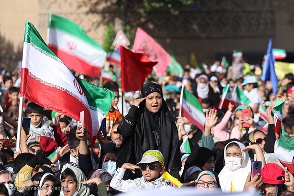 اجرای سرود «سلام فرمانده» در میدان شهدای شیراز