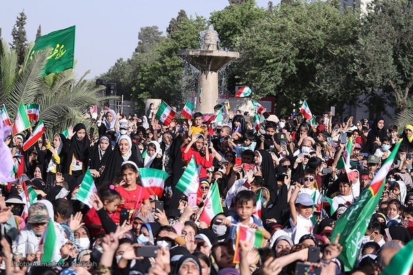 اجرای سرود «سلام فرمانده» در میدان شهدای شیراز