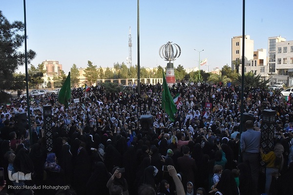 اجرای سرود «سلام فرمانده» در میدان جمهوری شهر سمنان