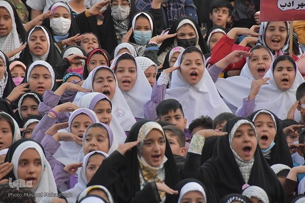 اجرای سرود «سلام فرمانده» در میدان جمهوری شهر سمنان