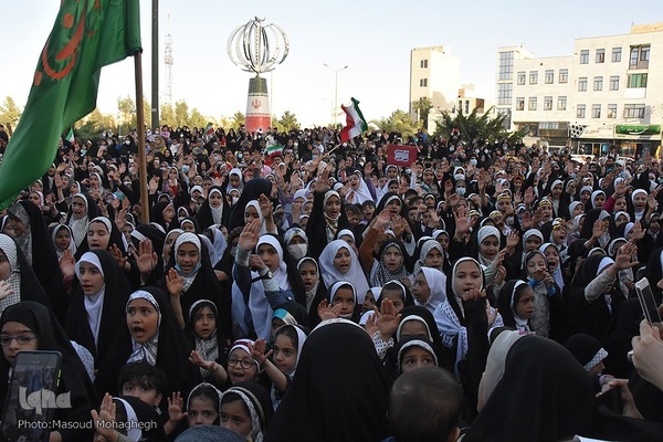 اجرای سرود «سلام فرمانده» در میدان جمهوری شهر سمنان