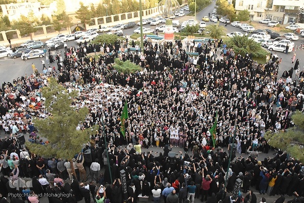 اجرای سرود «سلام فرمانده» در میدان جمهوری شهر سمنان