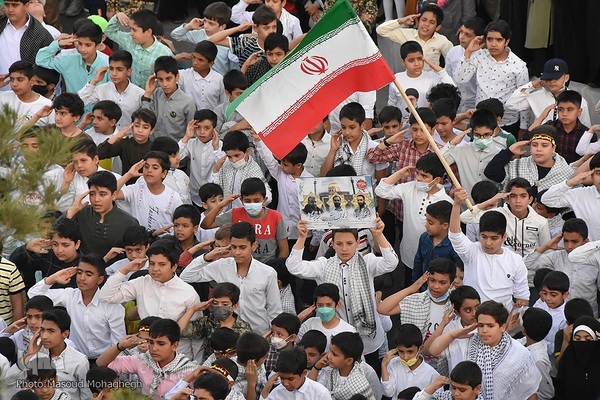 اجرای سرود «سلام فرمانده» در میدان جمهوری شهر سمنان