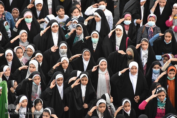 اجرای سرود «سلام فرمانده» در میدان جمهوری شهر سمنان