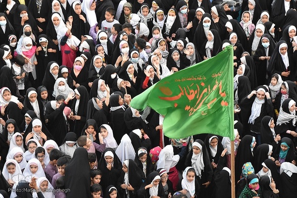 اجرای سرود «سلام فرمانده» در میدان جمهوری شهر سمنان