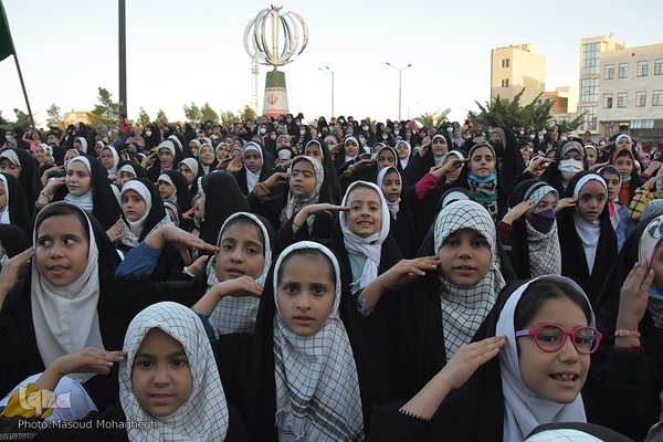 اجرای سرود «سلام فرمانده» در میدان جمهوری شهر سمنان