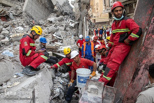 پنجمین روز ریزش برج متروپل در آبادان