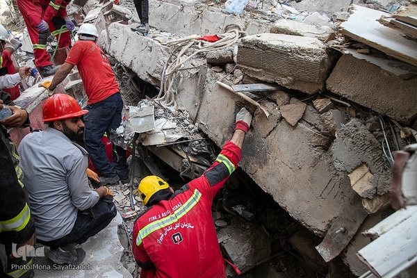 پنجمین روز ریزش برج متروپل در آبادان