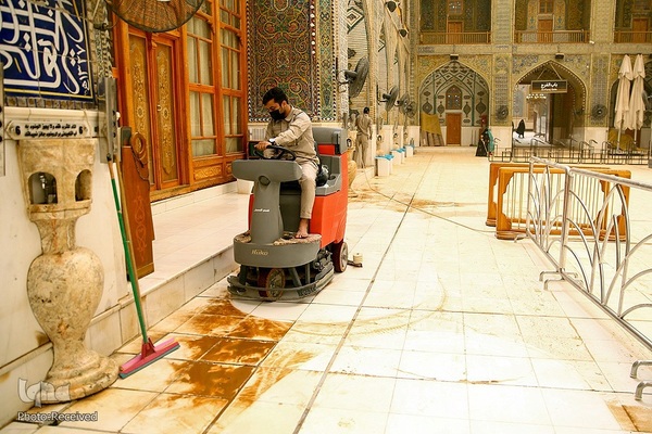 شست و شوی صحن و سرای حرم حضرت علی(ع) از گرد و غبار طوفان شن