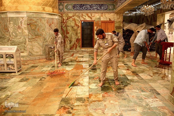 شست و شوی صحن و سرای حرم حضرت علی(ع) از گرد و غبار طوفان شن