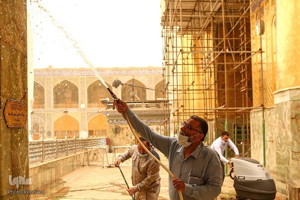 شست و شوی صحن و سرای حرم حضرت علی(ع) از گرد و غبار طوفان شن