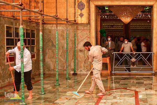 شست و شوی صحن و سرای حرم حضرت علی(ع) از گرد و غبار طوفان شن