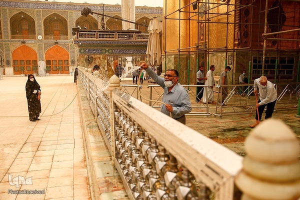 شست و شوی صحن و سرای حرم حضرت علی(ع) از گرد و غبار طوفان شن