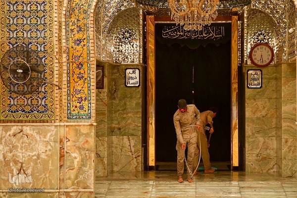 شست و شوی صحن و سرای حرم حضرت علی(ع) از گرد و غبار طوفان شن