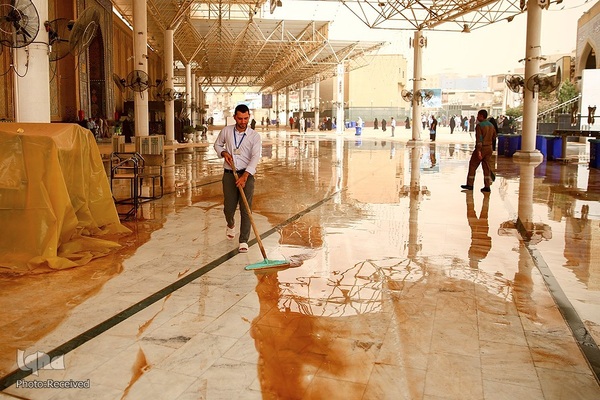 شست و شوی صحن و سرای حرم حضرت علی(ع) از گرد و غبار طوفان شن