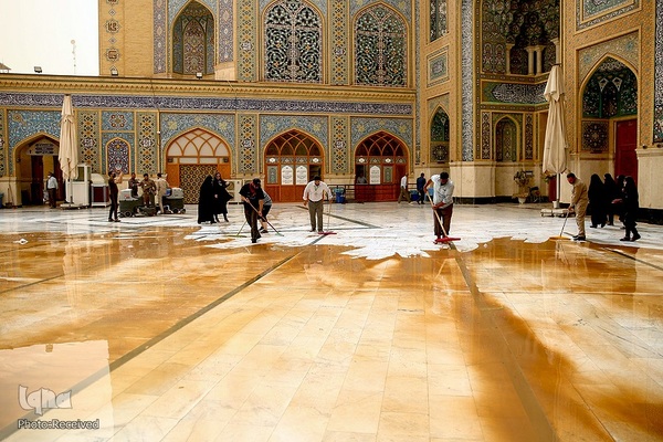 شست و شوی صحن و سرای حرم حضرت علی(ع) از گرد و غبار طوفان شن