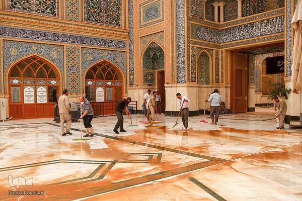 شست و شوی صحن و سرای حرم حضرت علی(ع) از گرد و غبار طوفان شن