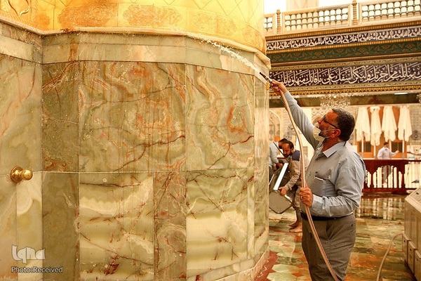 شست و شوی صحن و سرای حرم حضرت علی(ع) از گرد و غبار طوفان شن